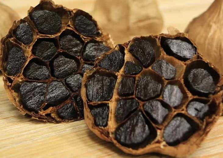 photo d'ail noir en gros plan